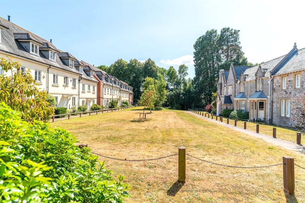 Property photo 2 of 11 Communial Gardens