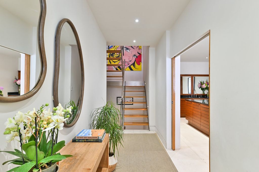 Property photo 1 of 27 Entrance Hall