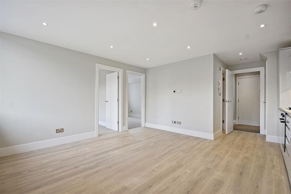 Property photo 3 of 11 Ar - Flat 6, Buckingham Place - Reception Scnd Ang
