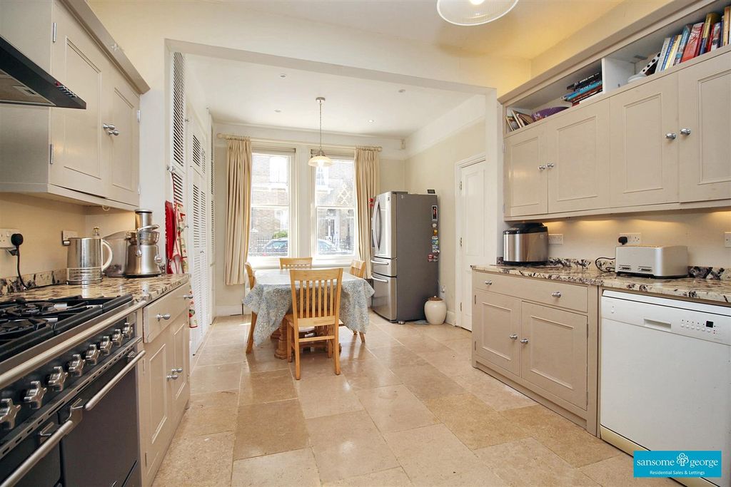 Property photo 3 of 31 Kitchen/Breakfast Room