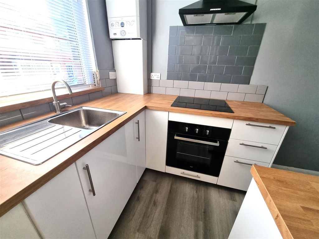 Property photo 3 of 6 Kitchen