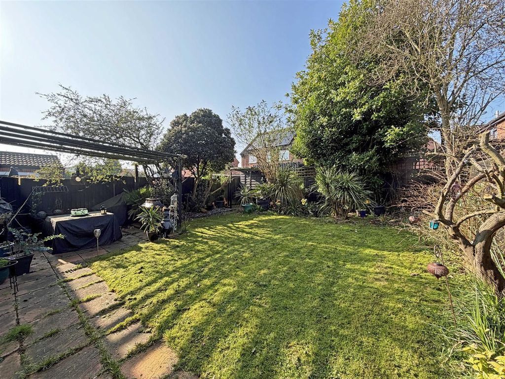 Property photo 2 of 18 Garden