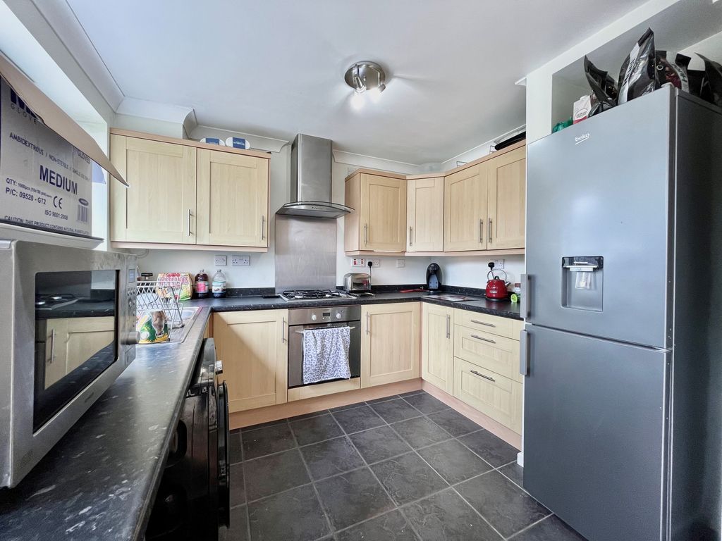 Property photo 3 of 11 Kitchen