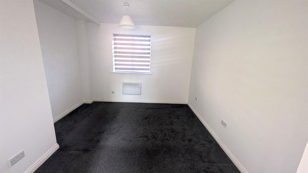 Property photo 3 of 6 Bed.Jpg