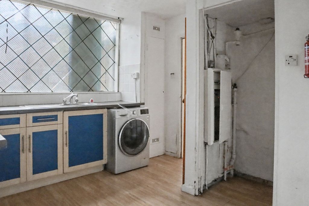 Property photo 2 of 16 17 Ebbisham Drive, Vauxhall, London, Sw8 1Ub