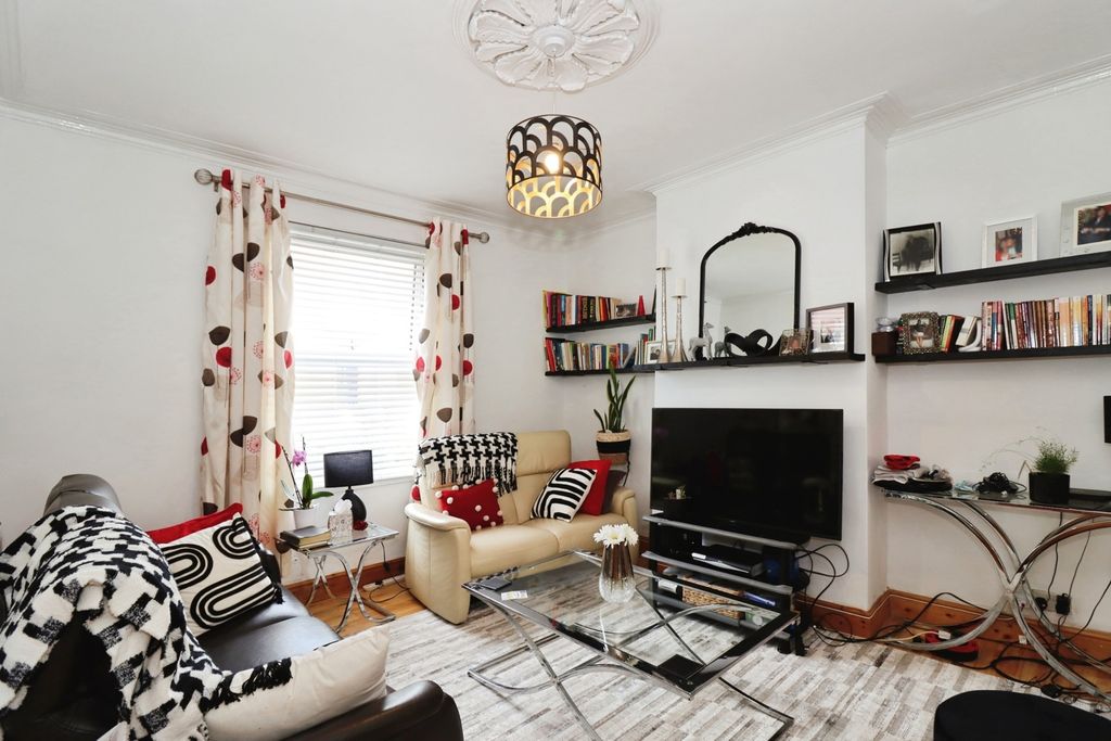 Property photo 1 of 17 Lounge