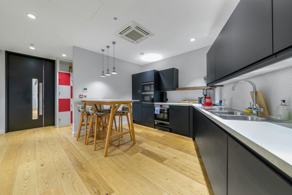 Property photo 2 of 8 11-06Ed86308-Hn-Csloa-2526 Oldbury Place-26.Jpg