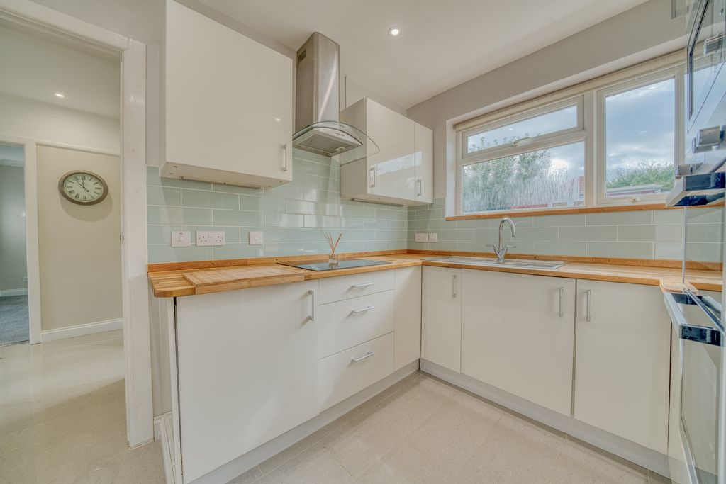 Property photo 3 of 12 Kitchen