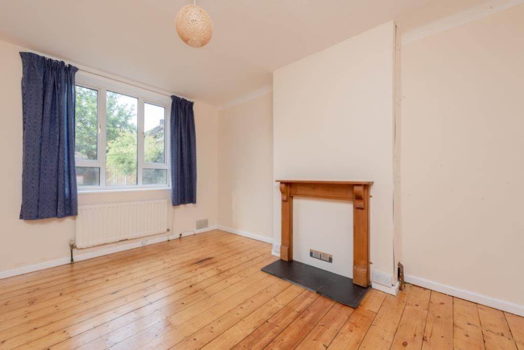 Property photo 3 of 10 26 Maple Close Living Room