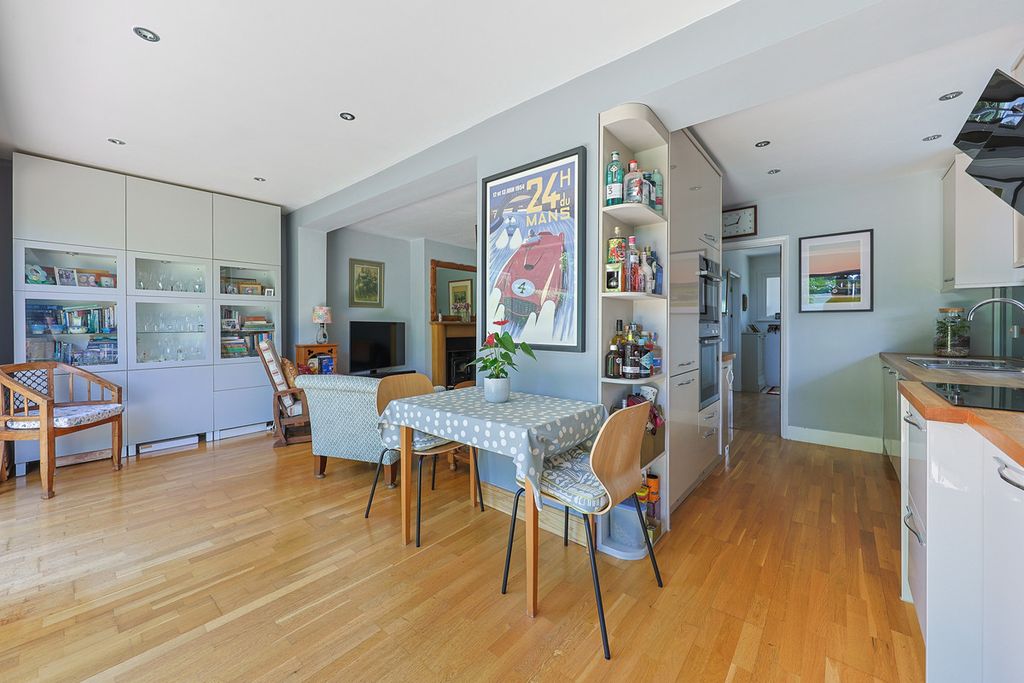 Property photo 2 of 27