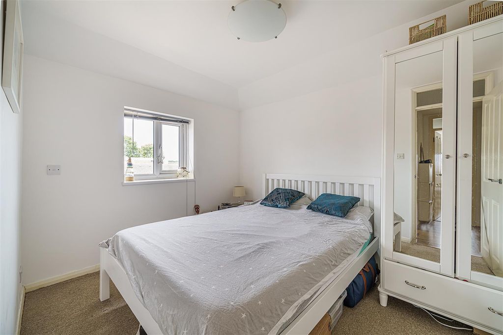 Property photo 3 of 9 Beeches Close-7.Jpg