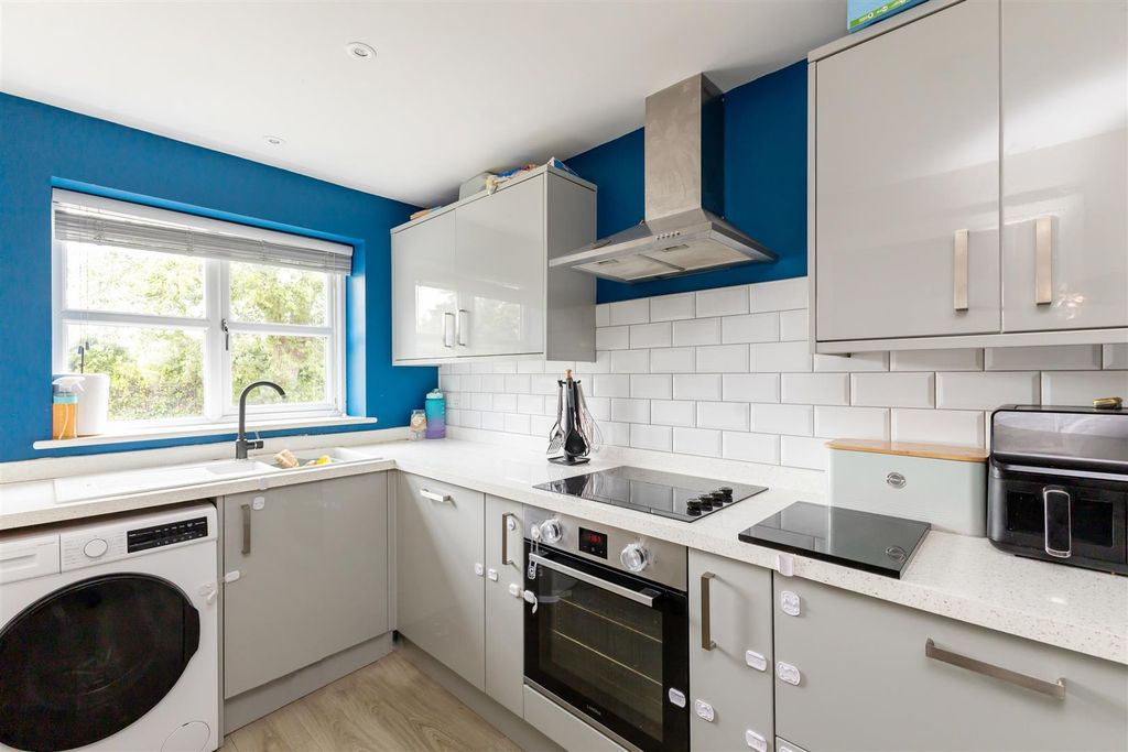 Property photo 3 of 24 Untitled-2423.Jpg