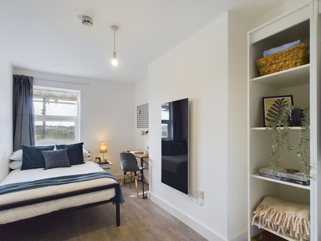 Property photo 1 of 9 A Bright And Inviting Double Bedroom With Modern d...