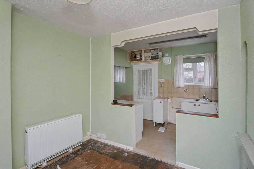 Property photo 3 of 17 2 The Crescent, Pewsey, Wiltshire, Sn9 5Dp