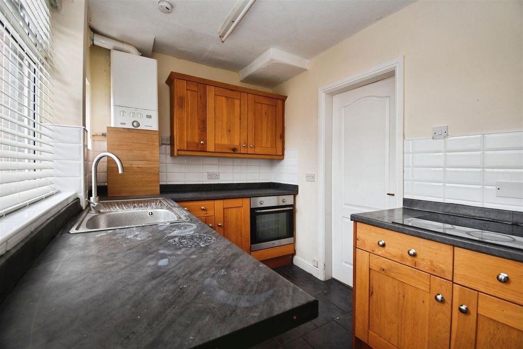 Property photo 3 of 8 Kitchen
