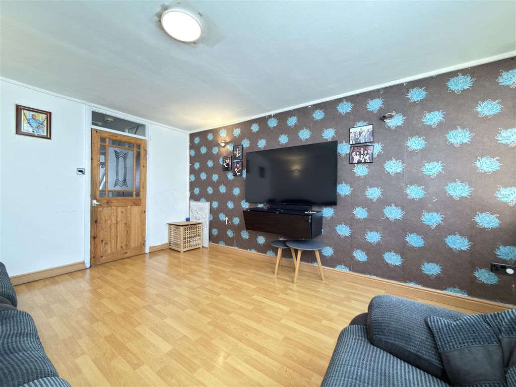 Property photo 2 of 16 Lounge