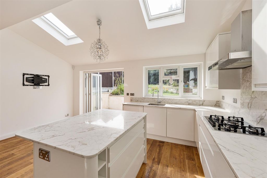 Property photo 3 of 43 Beech Hall Crescent, E4