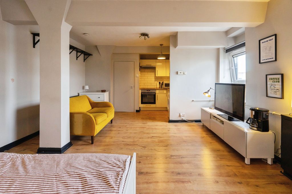 Property photo 1 of 17 Studio