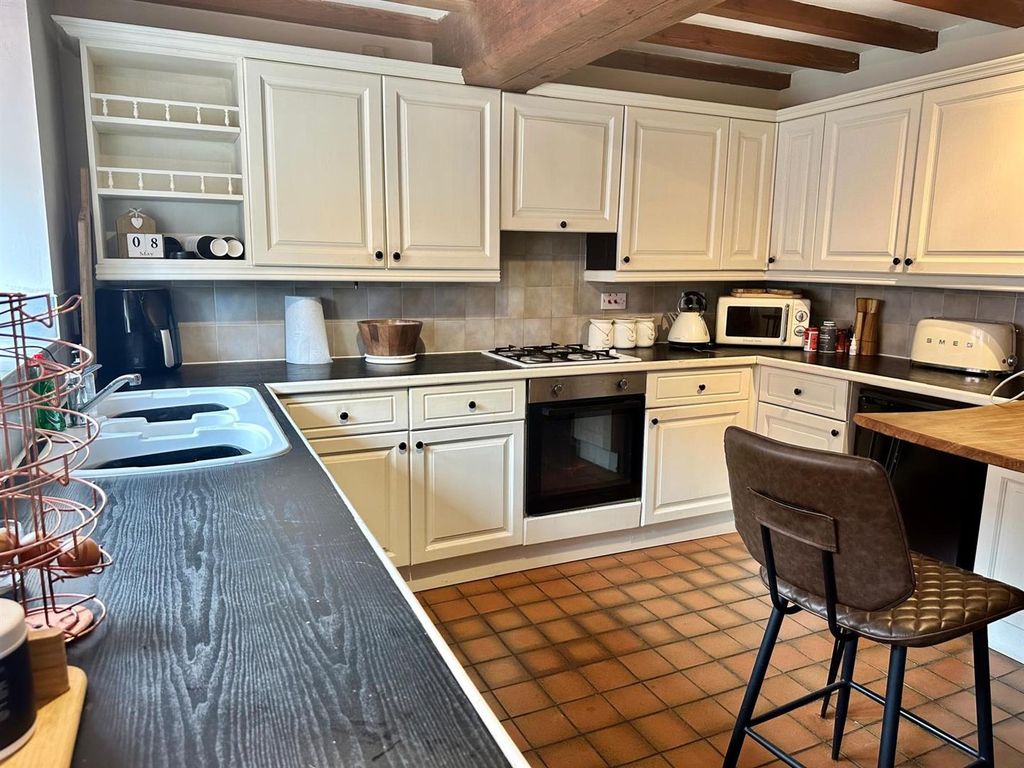 Property photo 2 of 10 Kitchen