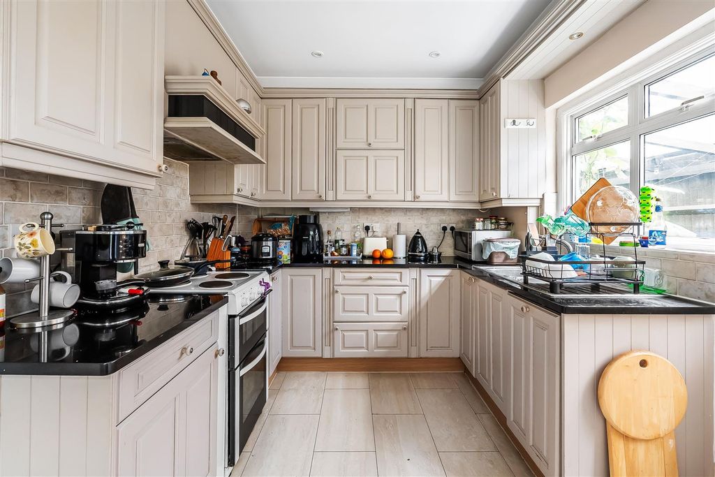 Property photo 3 of 13 43-Elmcroft-Drive-13.Jpg