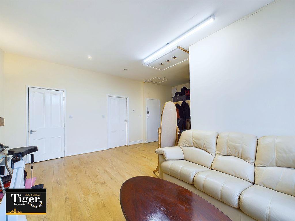 Property photo 3 of 9 Cam02176G0-Pr0416-Still006
