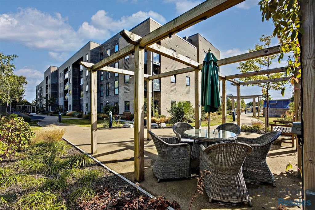 Property photo 1 of 21 Communal Gardens