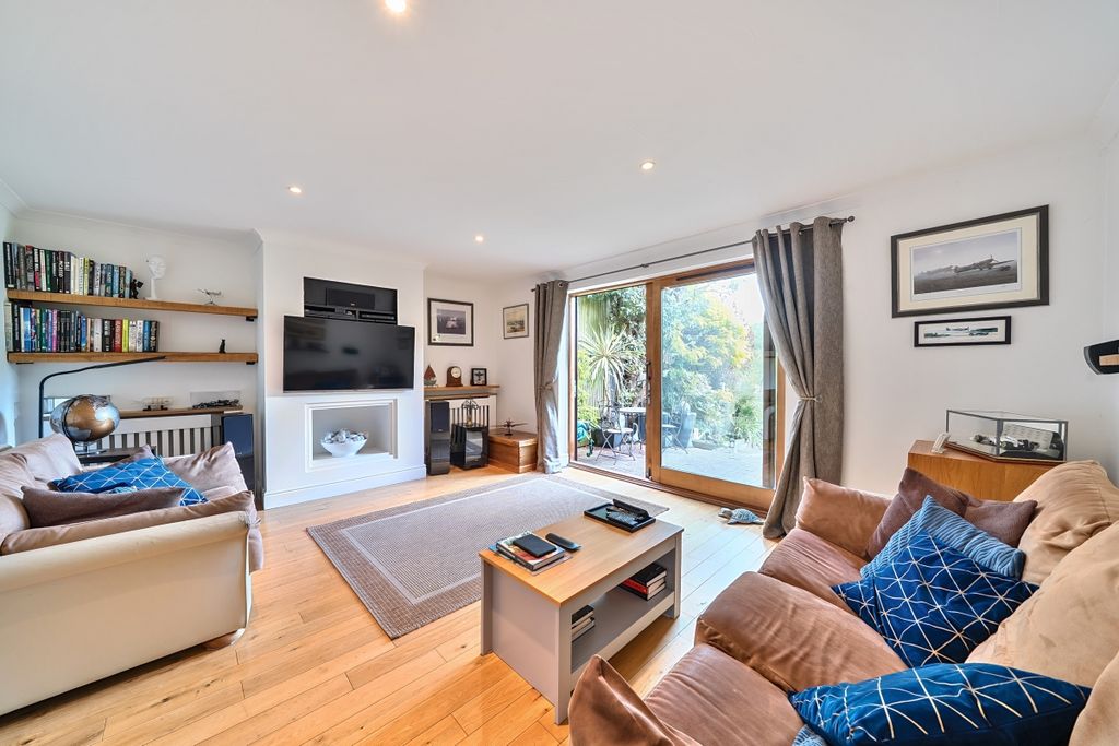 Property photo 3 of 16 7-682203Df95F9F-1...