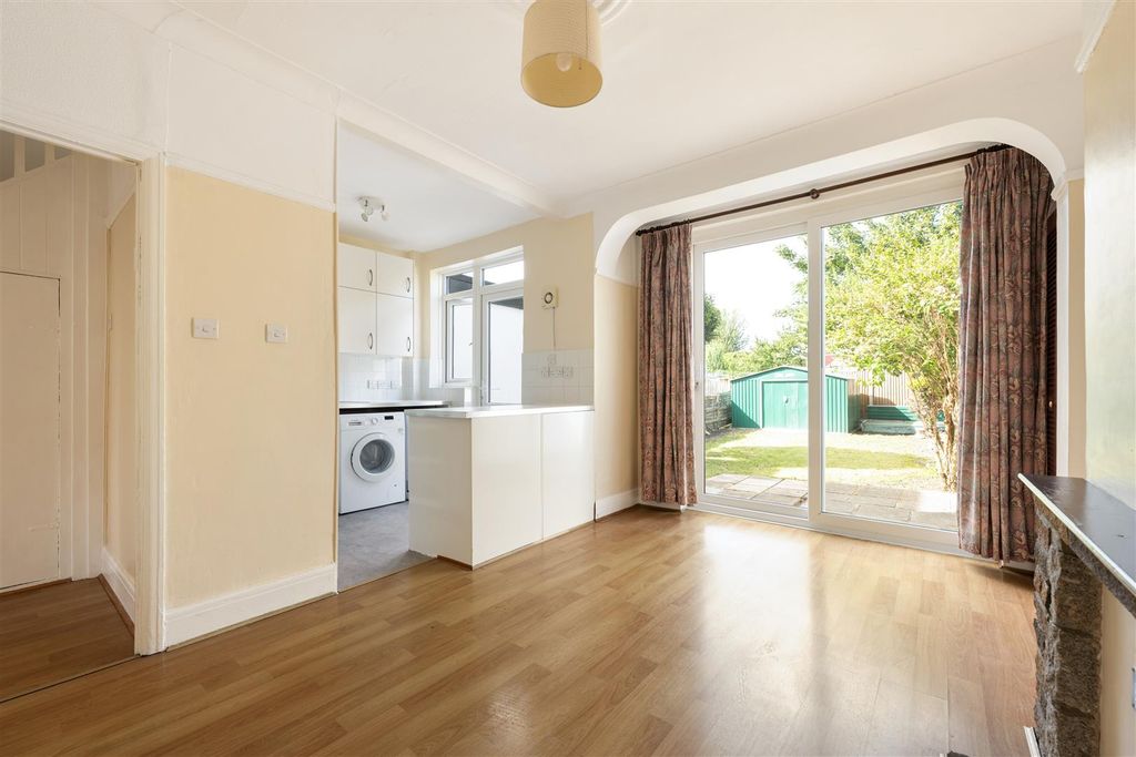 Property photo 3 of 29 Brookscroft Road, E17