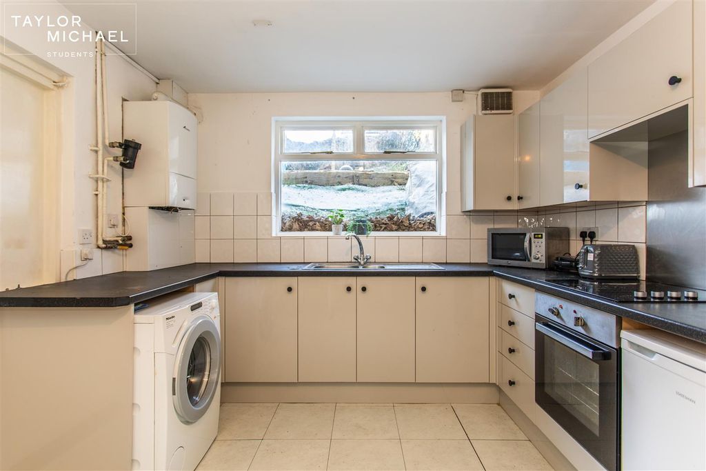 Property photo 2 of 24 Kitchen