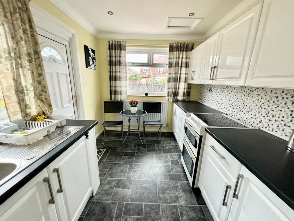 Property photo 3 of 9 Kitchen