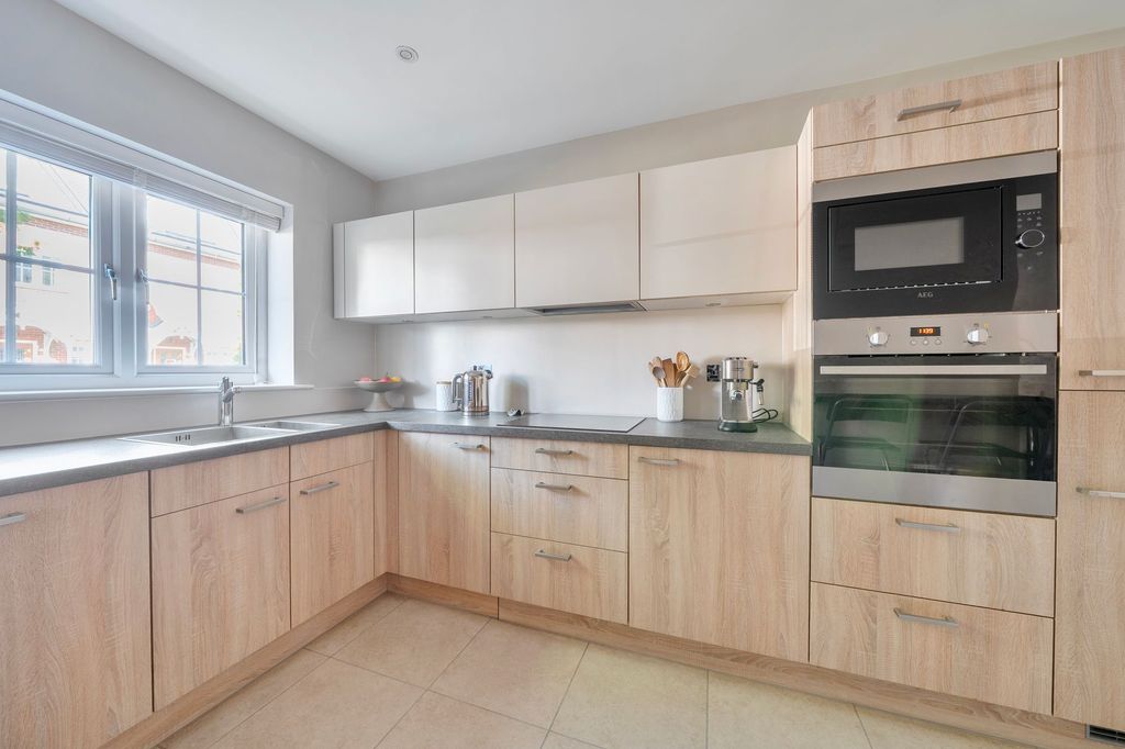 Property photo 2 of 24 Kitchen