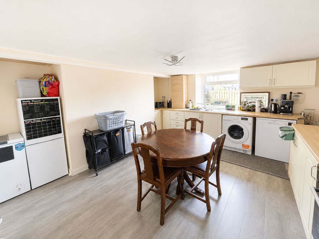 Property photo 3 of 12 Kitchen