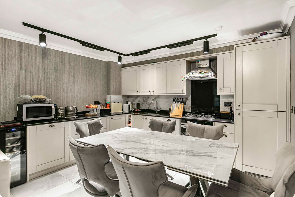 Property photo 3 of 33 Reception/Kitchen