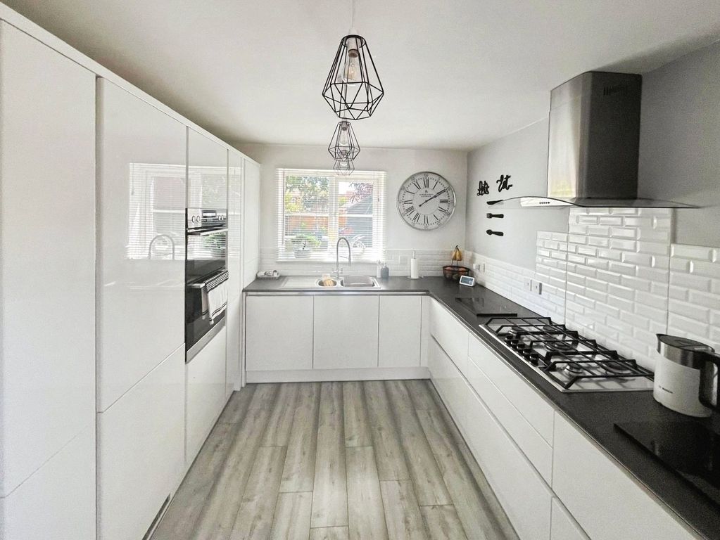 Property photo 2 of 17 Kitchen No. 03