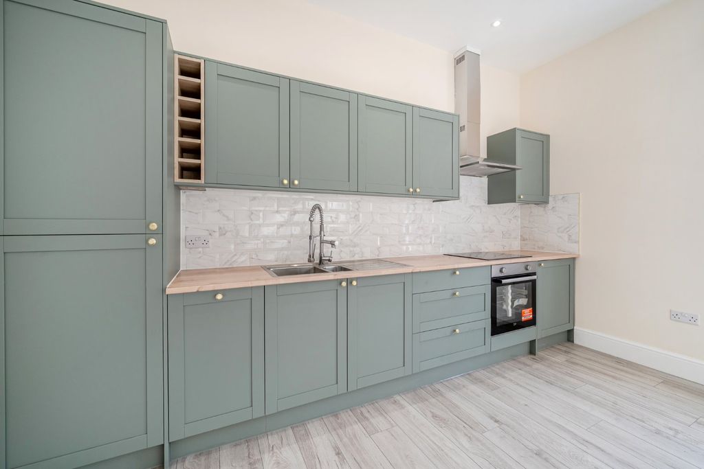 Property photo 2 of 16 Picture No. 17