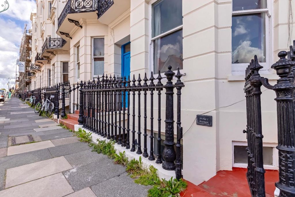 Property photo 2 of 12 Holland Rd_11.Jpg