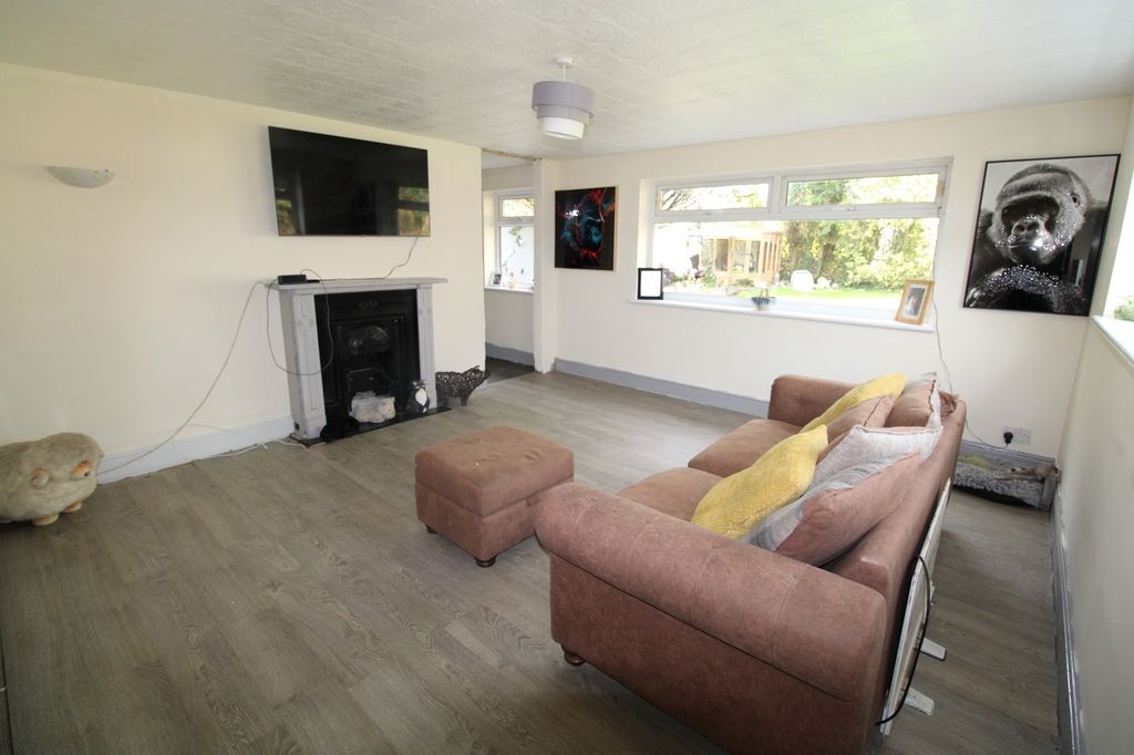 Property photo 3 of 24 Lounge