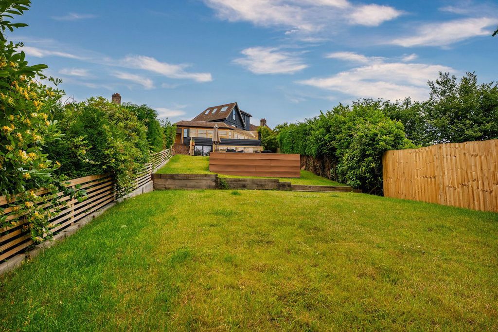 Property photo 2 of 28