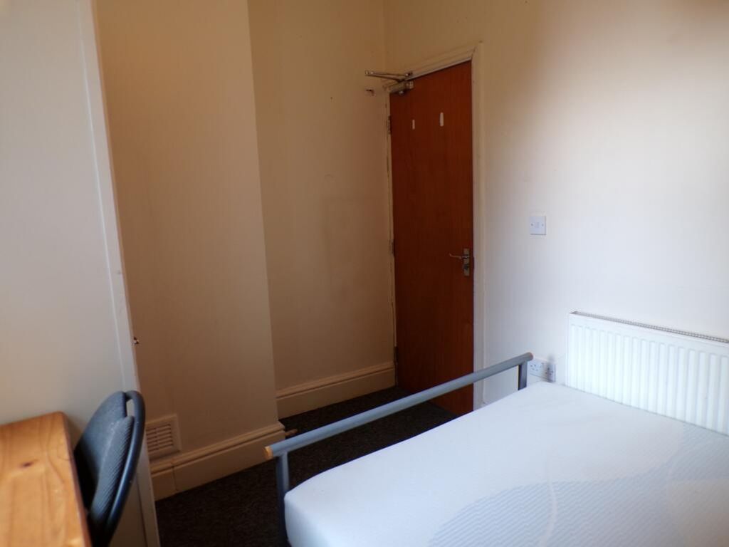 Property photo 2 of 10 A Cozy Double Bedroom Featuring A Comfortable Bed ...