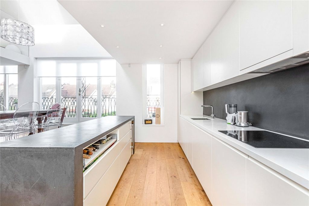 Property photo 3 of 10 Kitchen