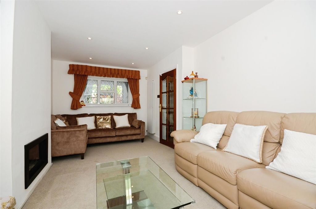 Property photo 2 of 18 Medway Gardens