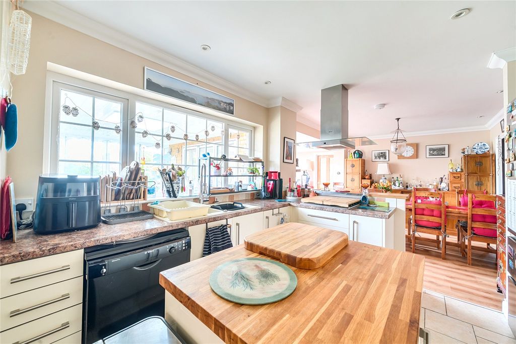 Property photo 2 of 21 Picture No. 15