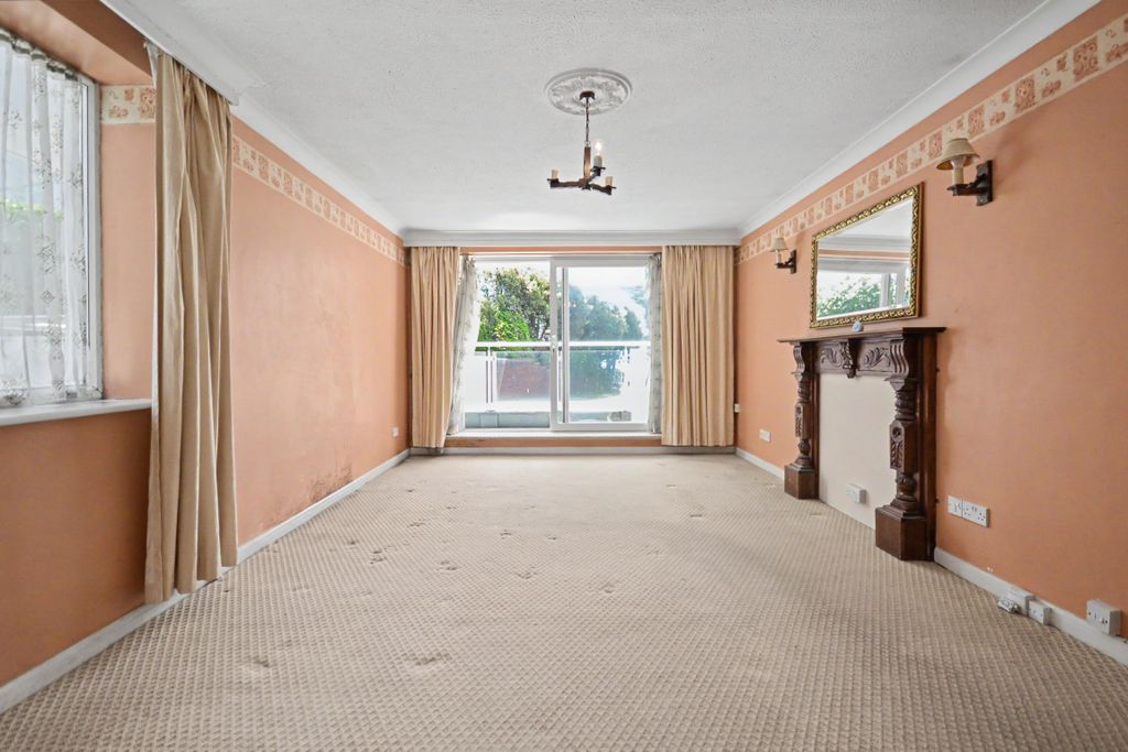 Property photo 2 of 17 Flat 1, Forest House, 1 Russell Cotes Road, Bournemouth, Bh1 3Ua