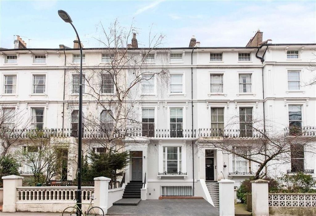 Property photo 3 of 5 17 College Out.Jpg