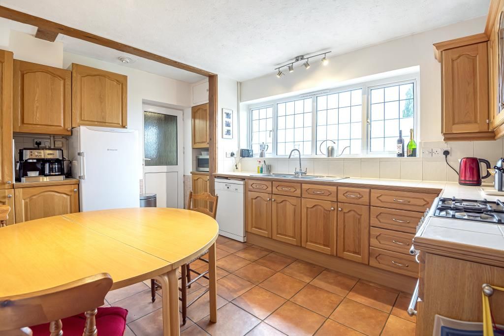 Property photo 3 of 10 Kitchen