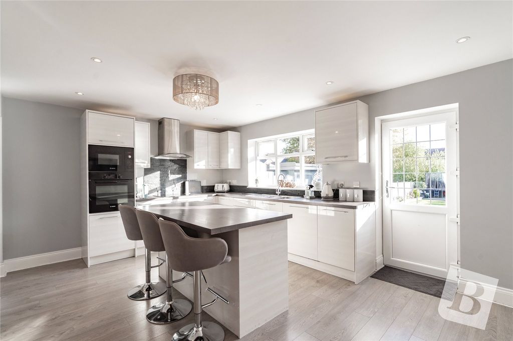 Property photo 3 of 25 Kitchen