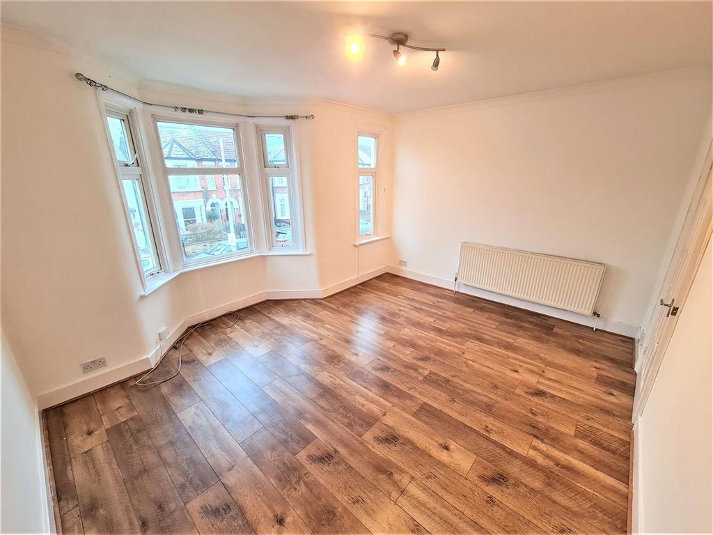 Property photo 1 of 6 Walpole Rd E18