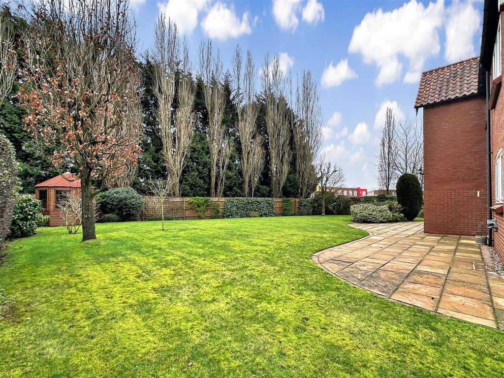 Property photo 3 of 32 Lovely Proportioned Garden 874