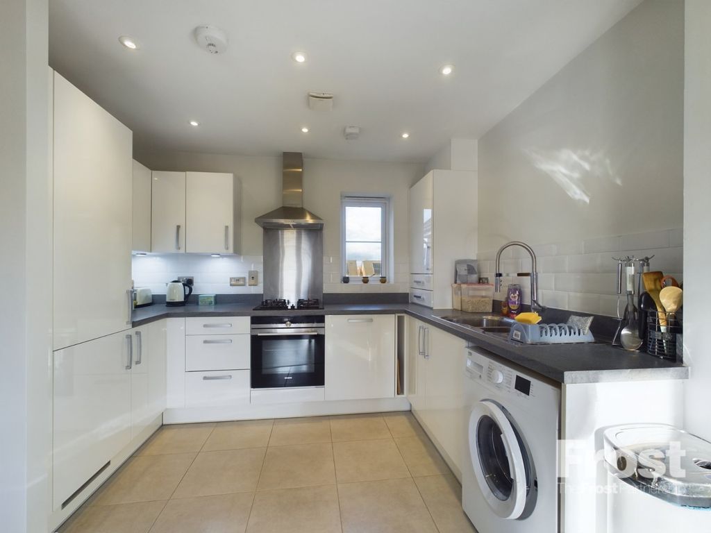 Property photo 3 of 9 Kitchen