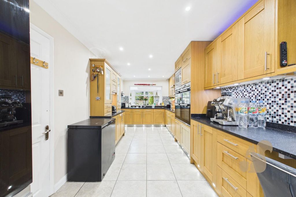 Property photo 2 of 40 Cam01659G0-Pr0848-Still025.Jpg